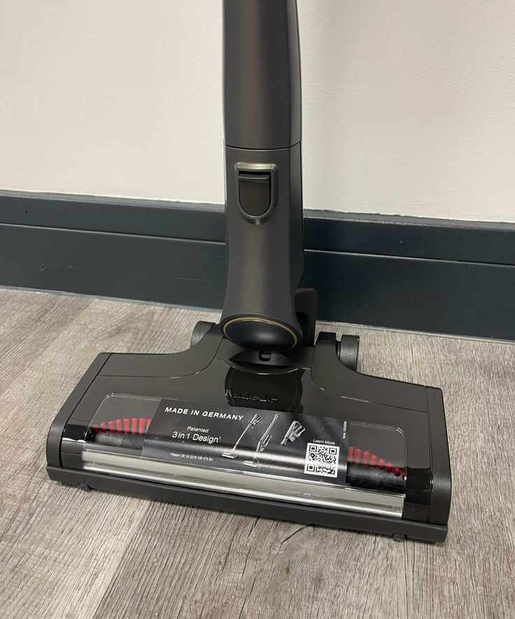 Miele Triflex HX2 Pro closeup of the floorhead