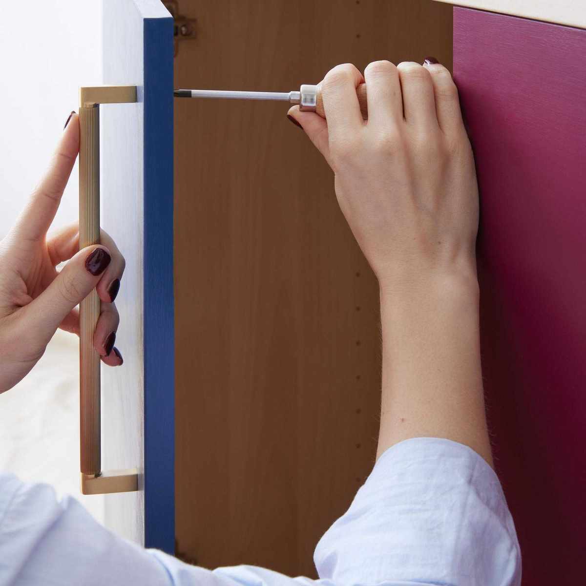 Screwing on kitchen cabinet handles