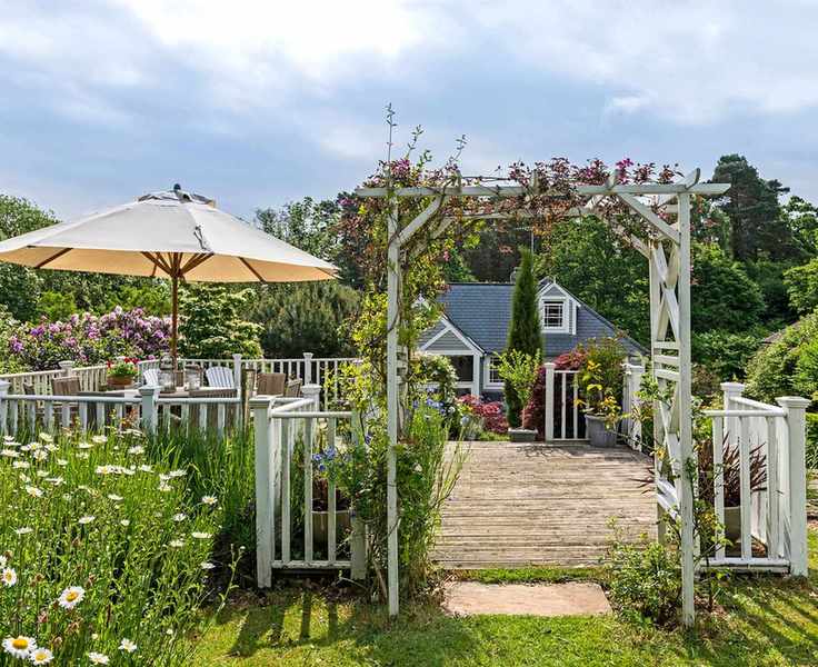 Trellis ideas with a pergola