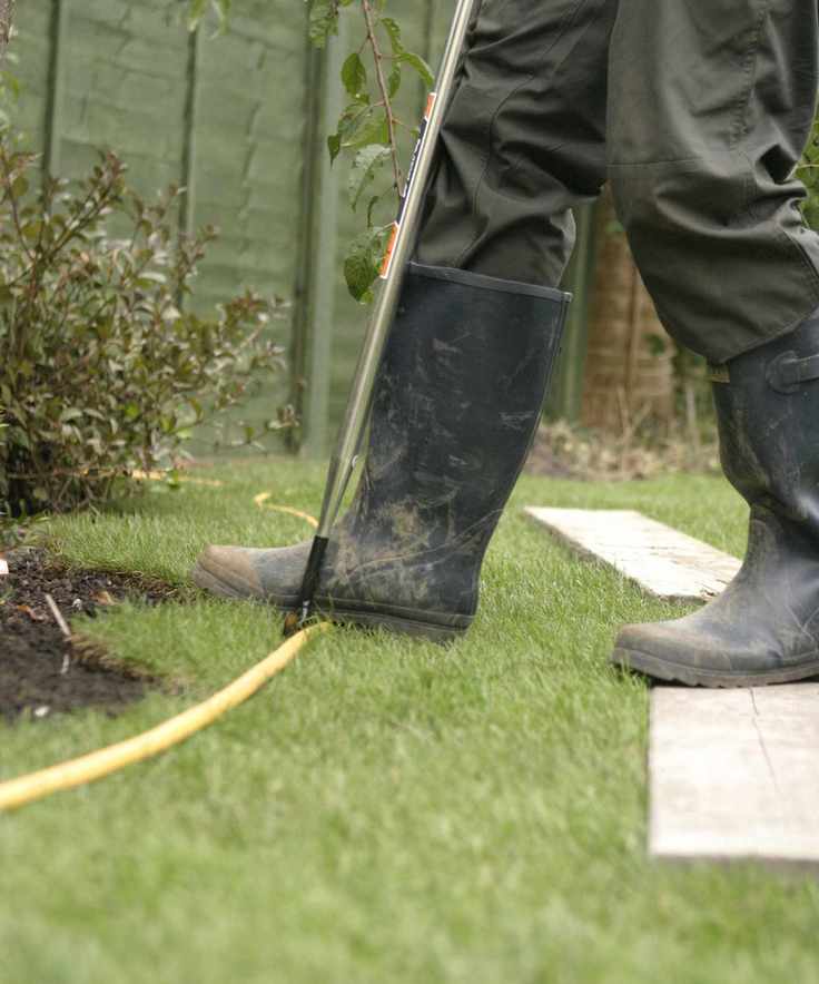 creating a curved lawn edge using a hose as a cutting guide