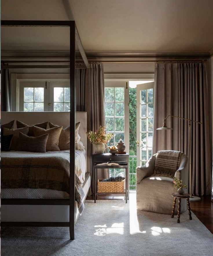 Neutral bedroom by Plaster & Patina