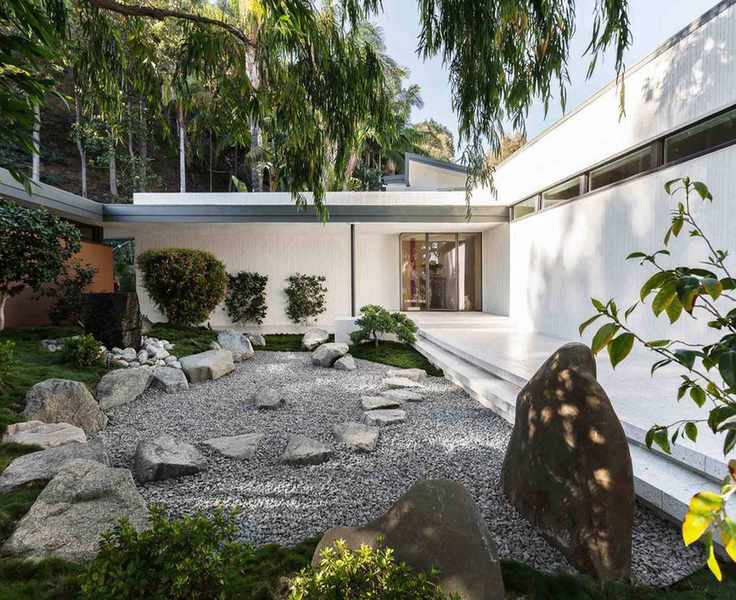 Tiered front walkway ideas in a modern white and gray scheme with asymmetric stone design.