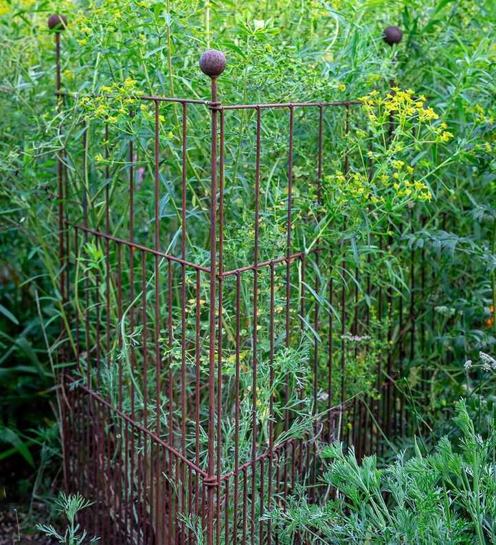 Folding vegetable garden trellis
