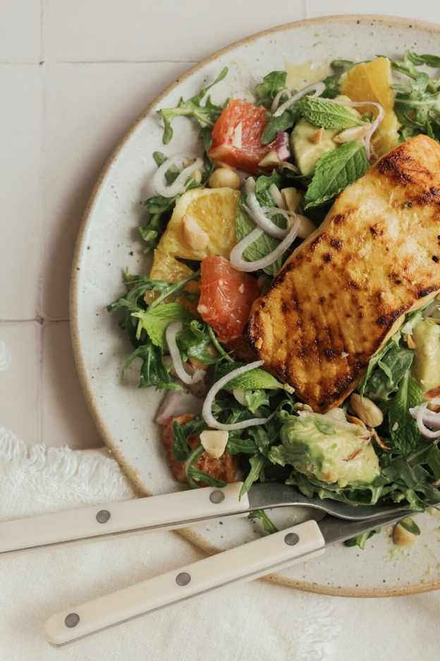 Fresh salmon salad with leafy greens and citrus vinaigrette — a mood-boosting lunch rich in omega-3s