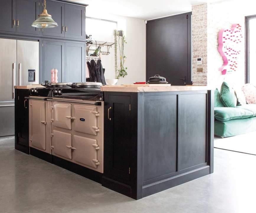 A blush AGA in a DeVol Kitchen