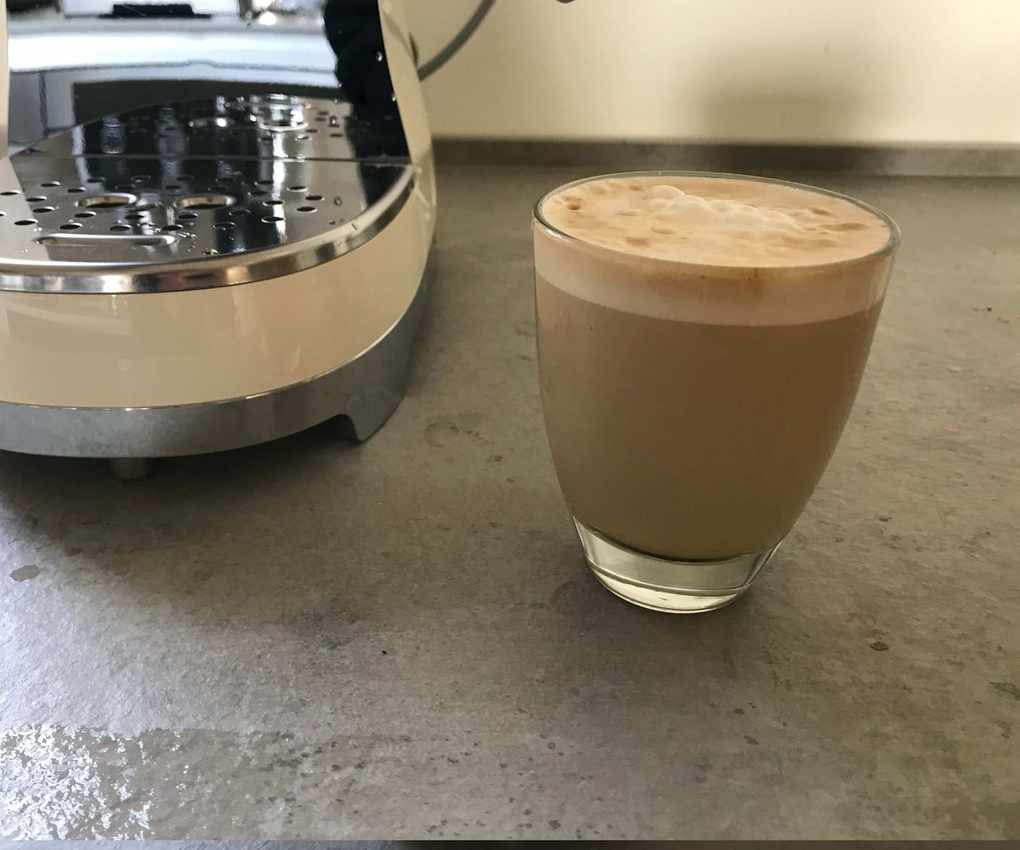 A latte made in the Smeg ECF02