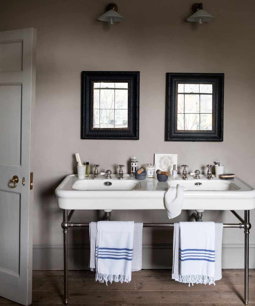 Bathroom with traditional sink and exposed towel rails