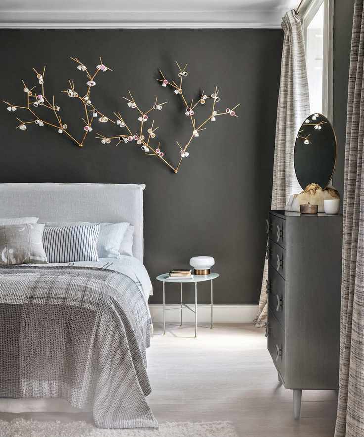 Natural highlights in a grey bedroom