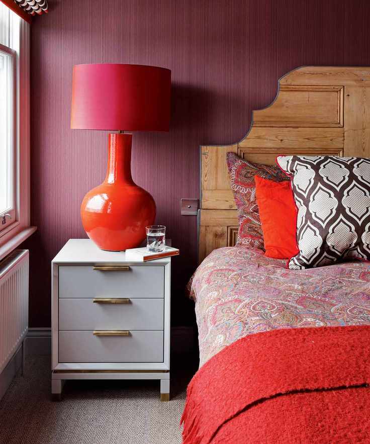 Small bedroom with large lamp