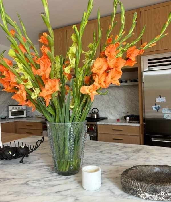 Expert hosting tips fresh florals