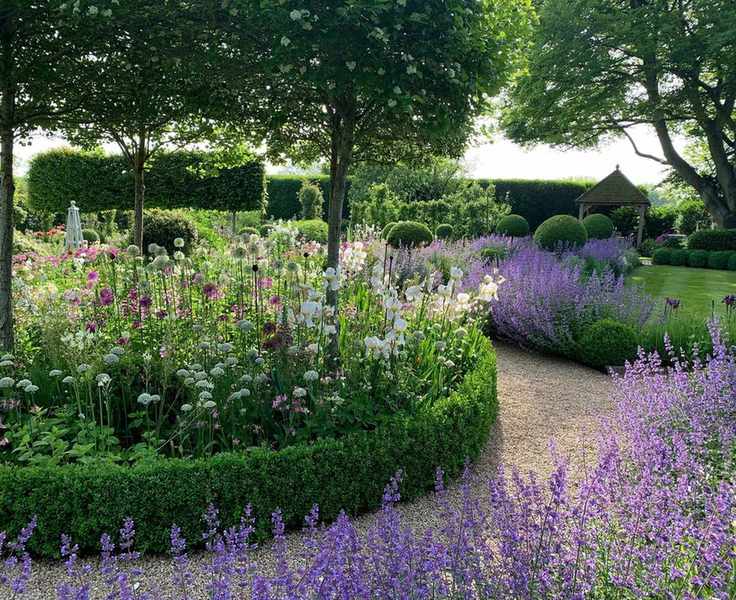 smart flower beds with hedge border and gravel path