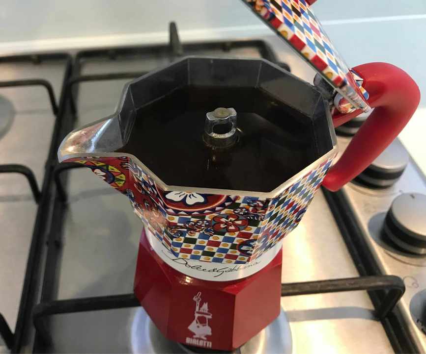 D&G moka pot full of coffee