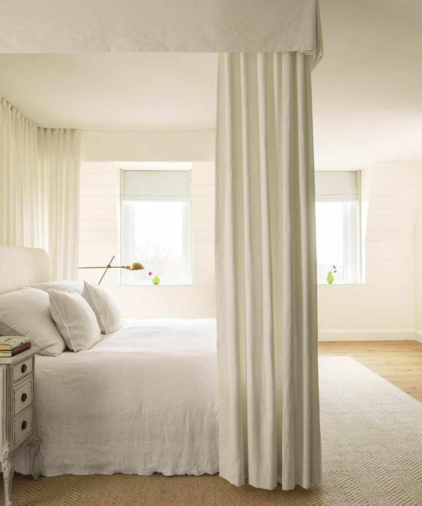 white four poster bed