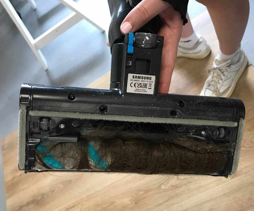 Samsung Bespoke Jet AI Vacuum with hair in the roller
