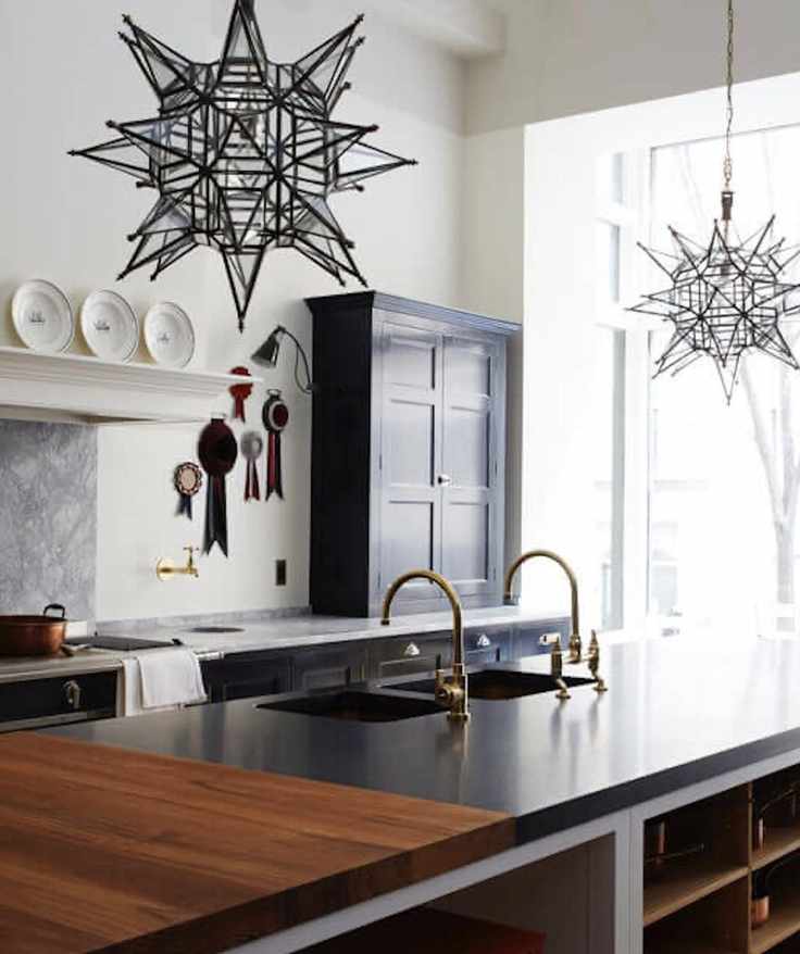 Kitchen sink idea in kitchen island in white and black kitchen