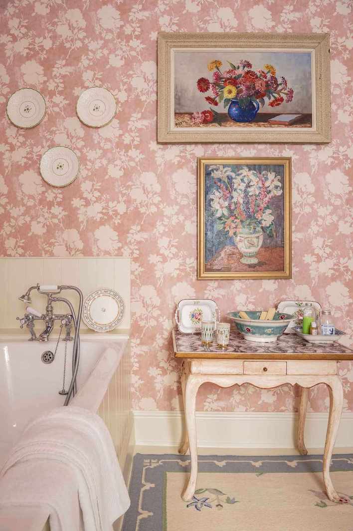 Pretty French bathroom decor