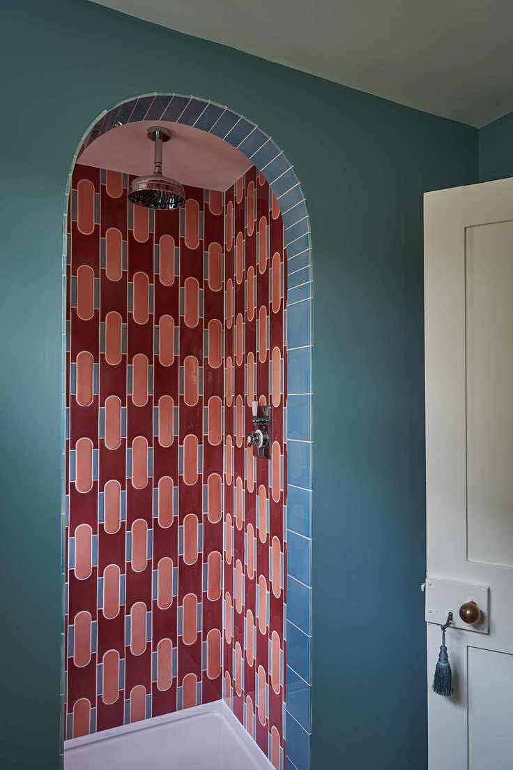 Shower nook with patterned tile
