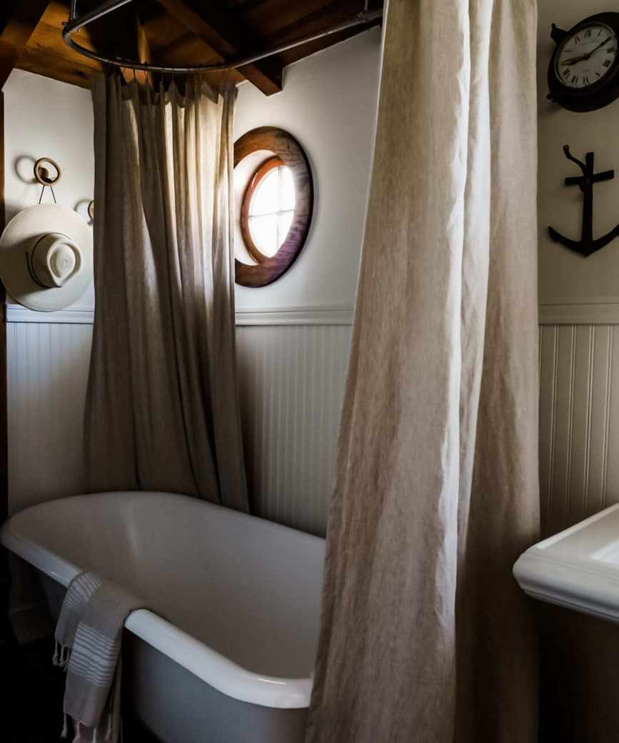 A bathroom painted in a creamy white