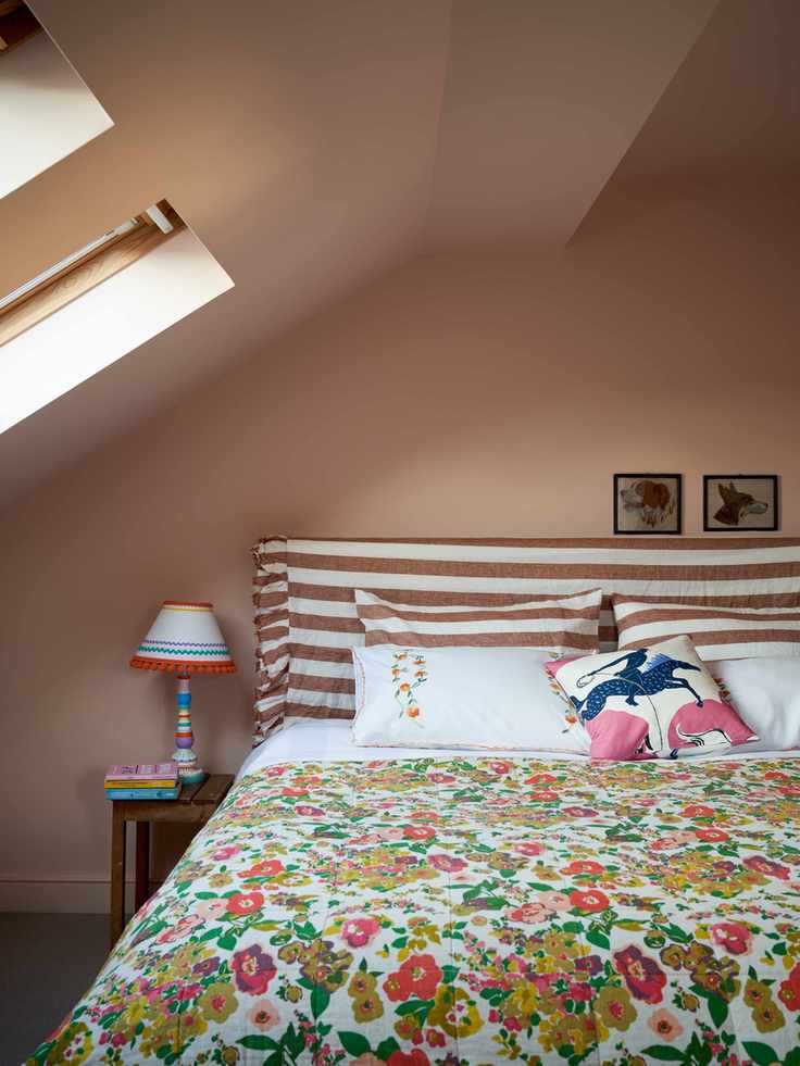 Relaxing pink bedroom