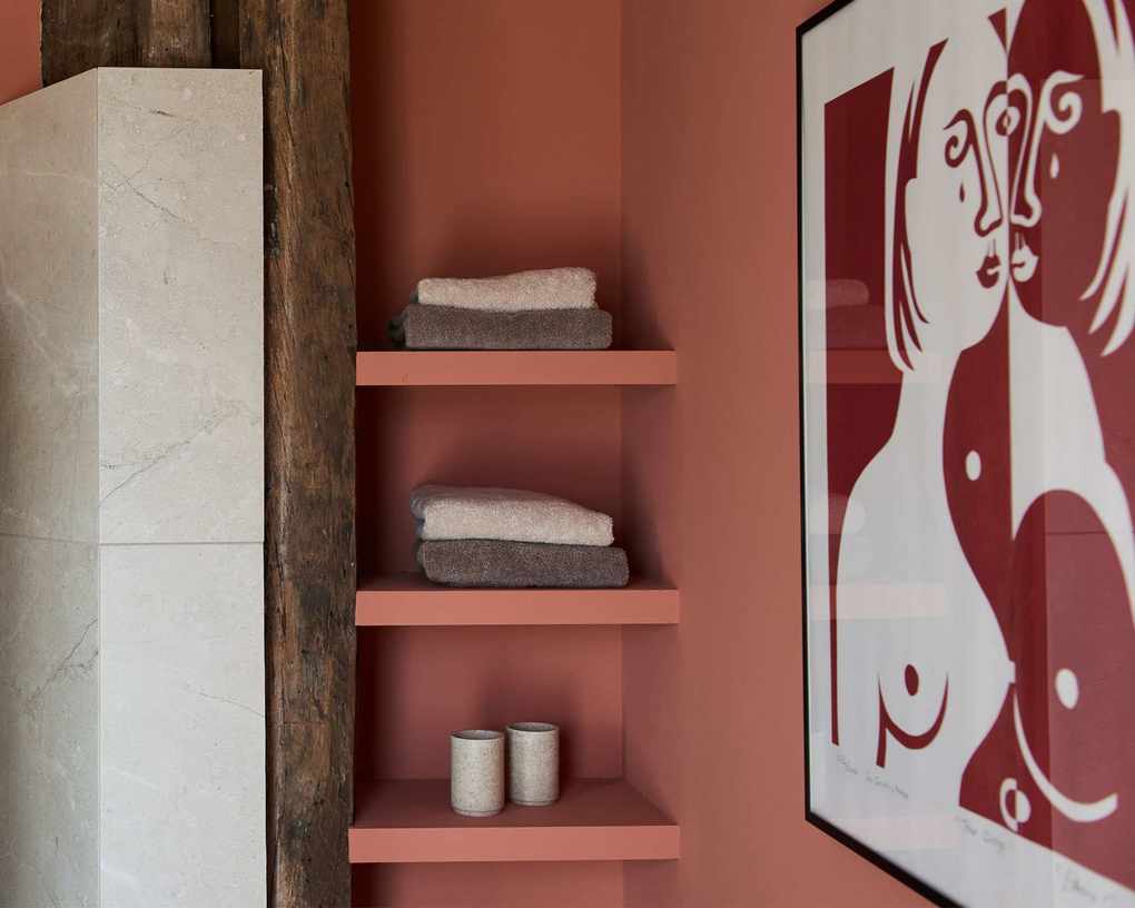 Bathroom with alcove shelves