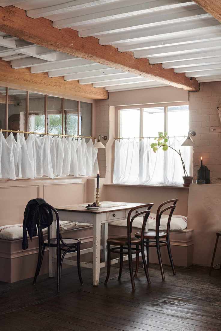deVOL dining area with kitchen window valance