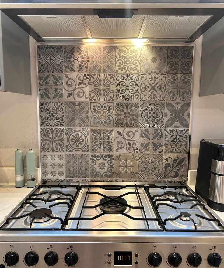 Grey and white tiled splashback with a sparkly silver hob