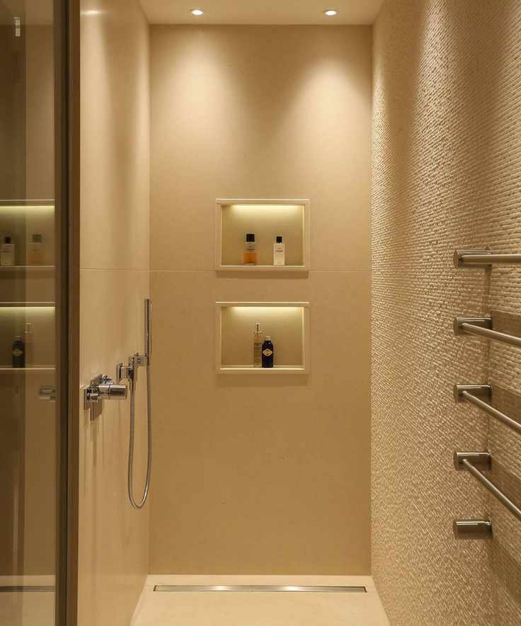Shower with integrated niches and spotlights on the ceiling