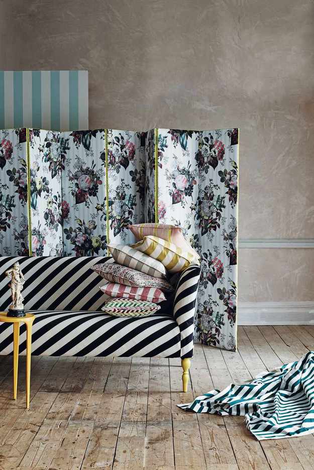 Folding screen room divider