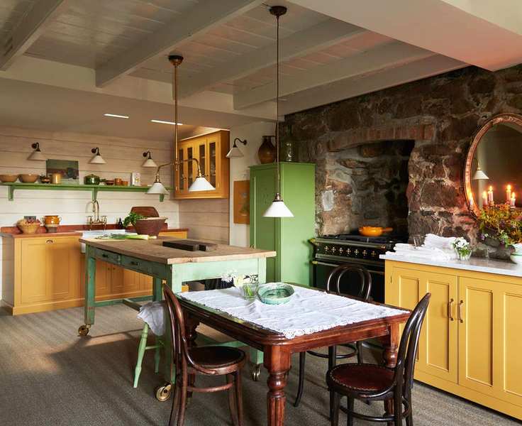 Mix and match kitchen cabinet in farmhouse style