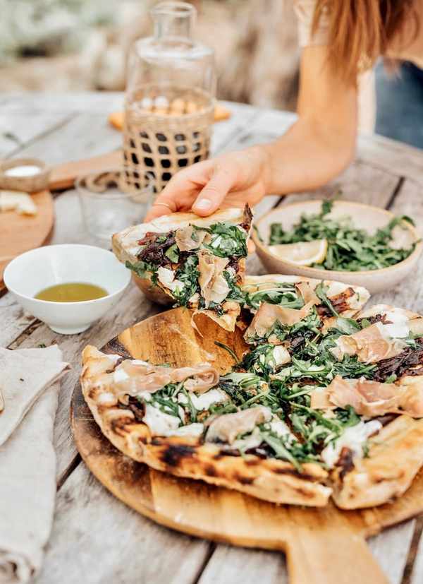 Caramelized Onion and Prosciutto Pizza with Arugula - how to grill a pizza