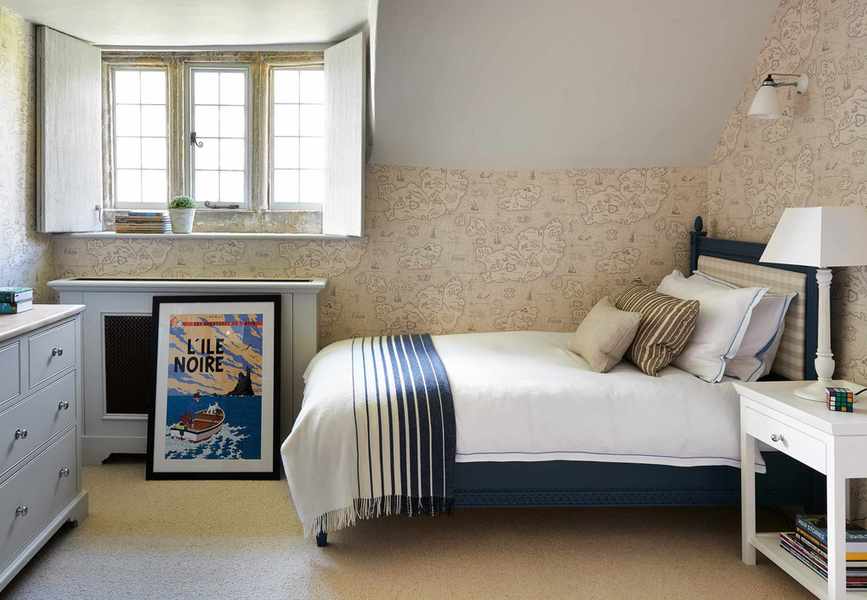 Designing kids' bedrooms with a single bed and bedspread