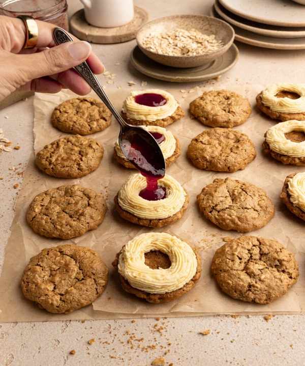 strawberry oatmeal cream pie cookies_strawberry dessert recipes
