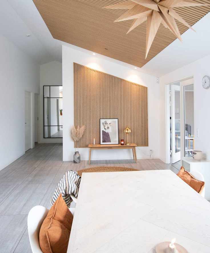 Fluted wood paneling in a stylish dining room