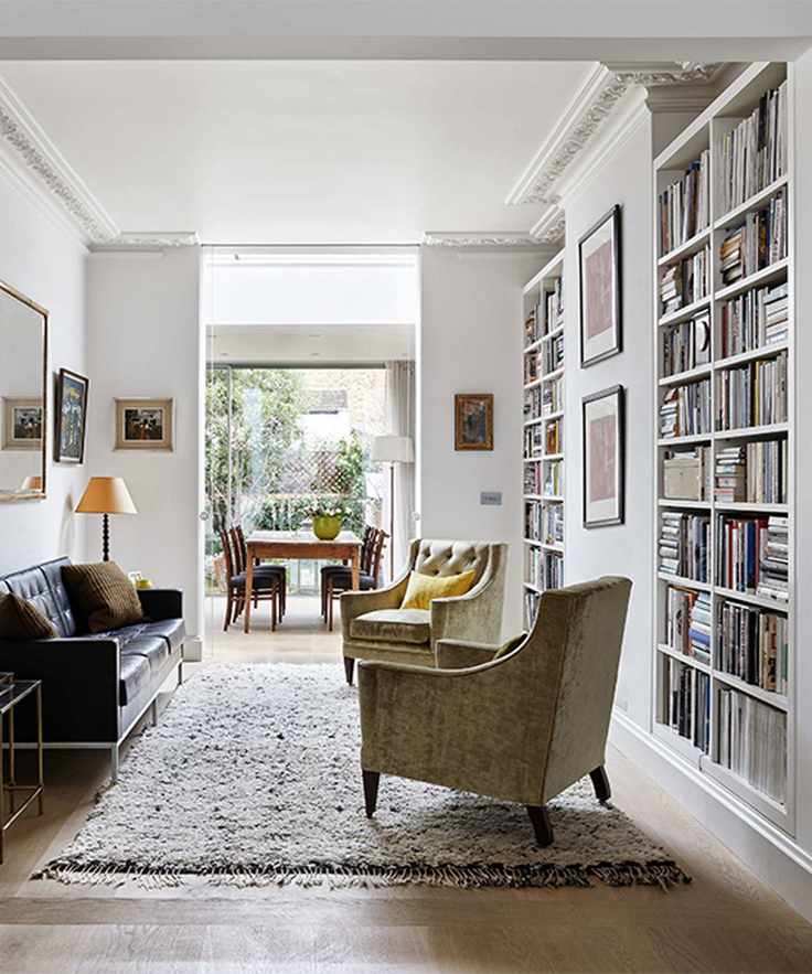 Organizing a bookshelf with double reception room
