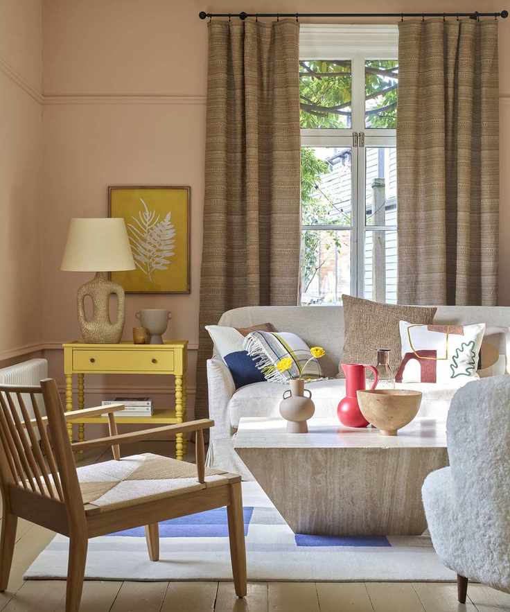 Decorating with primaries - neutral living room with pops of colour