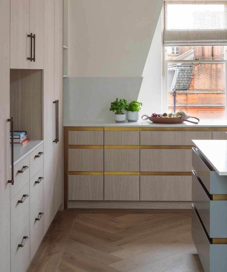 Neutral cabinets with metallic gold inlay handles