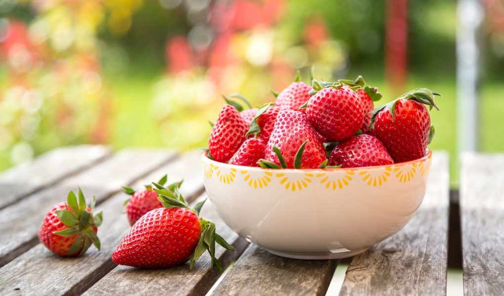 4 Easy Ways to Clean Strawberries for Delicious Summer Treats