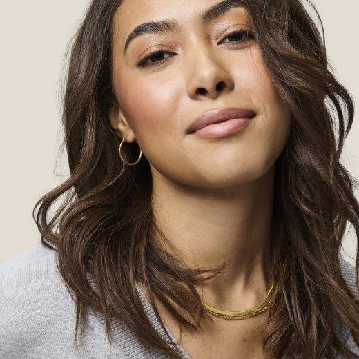 Woman with long, flowing brunette hair after using Living Proof No Frizz Instant De-Frizzer Woman with long, flowing brunette hair after using Living Proof No Frizz Instant De-Frizzer